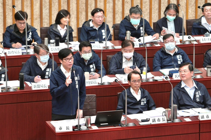 陳其邁(前排左一)相信很快能破案，釐清歹徒動機。   圖：高雄市政府/提供