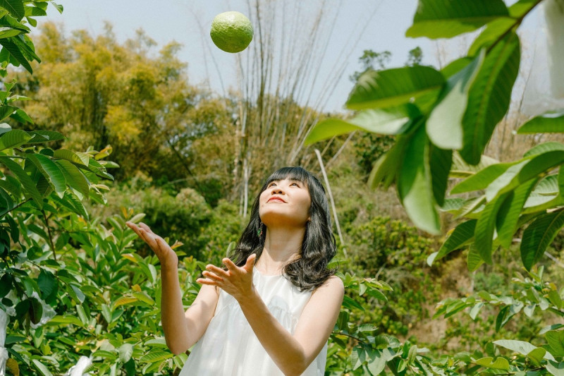 張凱婷到芭樂園取景。   圖：高雄流行音樂中心/提供