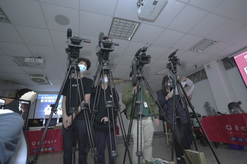 台北私立育達高中新媒體影視設計實驗班有堅強陣容的影音團隊與能力，全場活動硬體、燈光、多機拍攝與剪輯，都由學生一手包辦。   圖：吾限熊報社楊政道攝