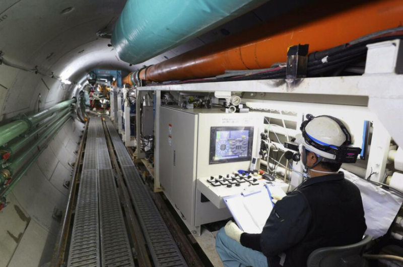 日本東京電力公司近日開始排放福島第一核電廠 ALPS 處理水，引發各界議論。圖為福島核污染水排海工程海底隧道挖掘現場。   圖：翻攝自澎湃新聞