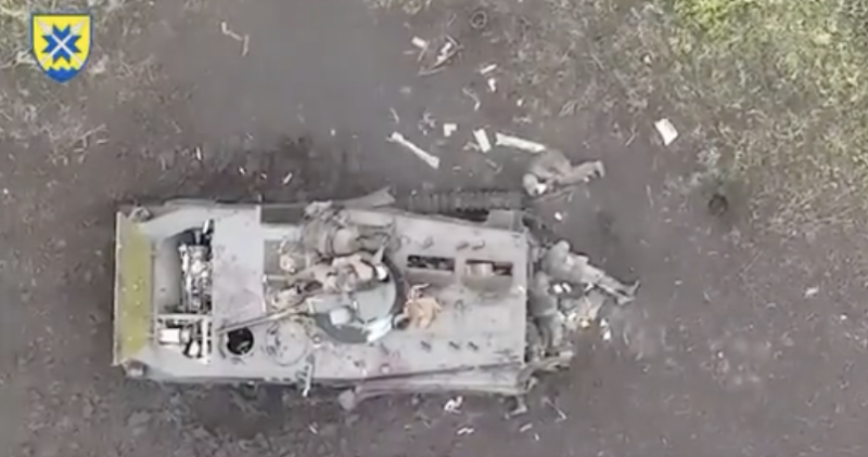 俄軍遭烏軍下的無人機空投手榴彈及地雷包圍突襲，滿地哀嚎。   圖：翻攝自@bayraktar_1love Twitter