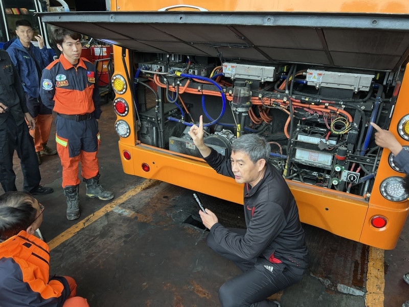 消防局自民國108年起針對車禍救助領域設有專隊，為求精進救助技術，不斷規劃完善訓練課程、研擬交流各項新式救援技術及引進新式器材。   圖：新北市消防局提供