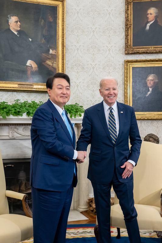 韓國總統尹錫悅（左）赴美進行國是訪問，與美國總統拜登達成重大協議，除了關注台海與印太和平自由外，更將加強對朝鮮的威嚇，以維持朝鮮半島和平。   圖：翻攝自拜登臉書