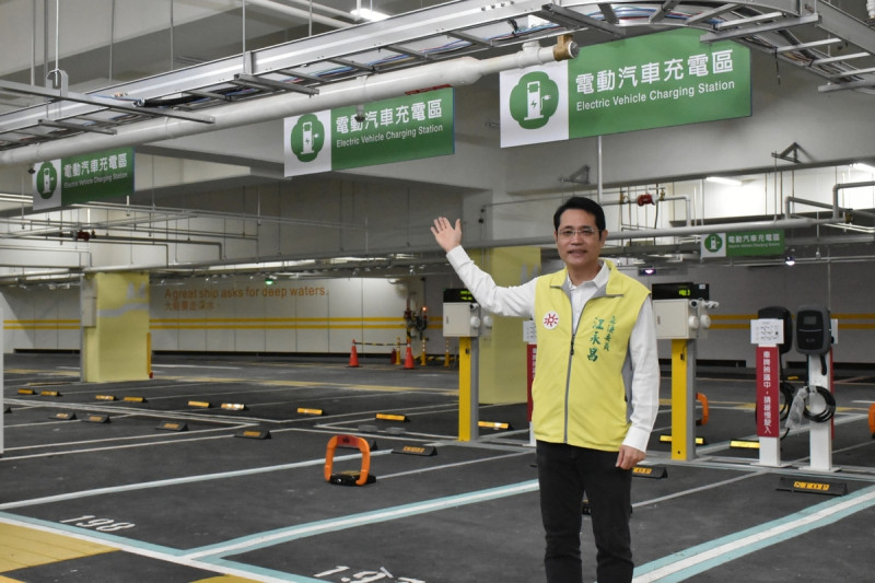 佳和公園地下停車場有電動汽車充電區。   圖：江永昌服務處提供