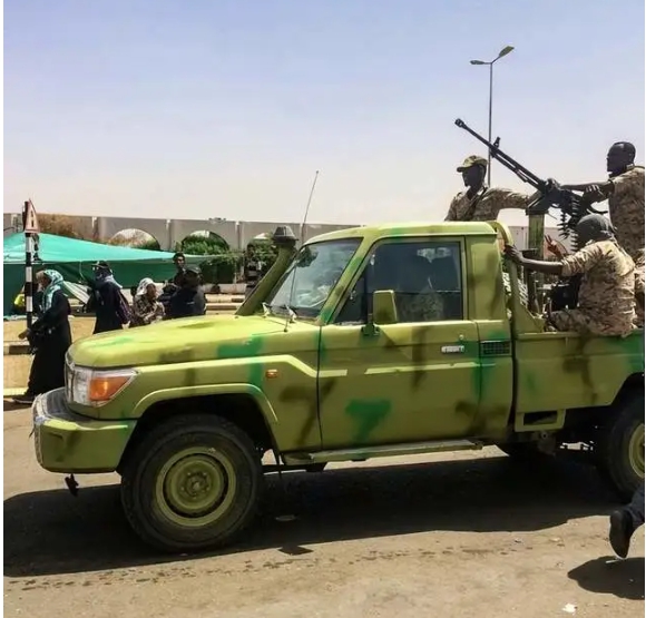 蘇丹政府軍與叛軍發生武裝衝突，街上處處可見武裝軍人。 圖 : 翻攝自第一軍情