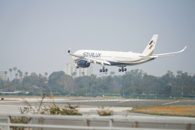 星宇航空台北至洛杉磯首航順利降落洛杉磯機場。   圖：星宇航空／提供