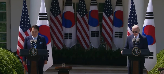 美國總統拜登(右)與韓國總統尹錫悅在白宮舉行聯合記者會。   圖 : 翻攝自白宮官網影片