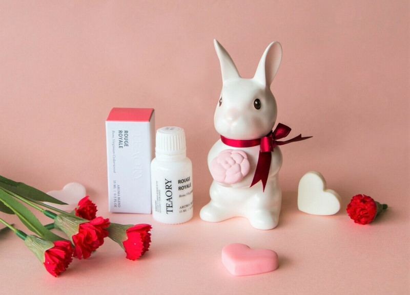 《邦尼先生 Mr. Bunny》雙手捧著綻放的小茶花，表達愛與關懷，是送給媽媽最美好的祝福，搭配「皇家胭脂」複方精華，傳達愉悅香氣及療癒心情。   圖：鶯歌陶瓷博物館提供
