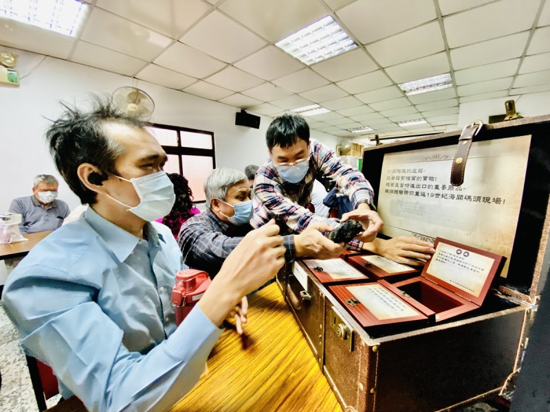 新北唯一「雙視設計」行動博物館正式亮相，首波由台北市盲人福利協進會成員體驗，他們表示可以摸的歷史很有感，與盲友之間的話題更多了。   圖：淡水古蹟博物館提供