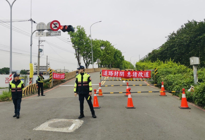 演習中模擬豪大雨來襲，關閉越堤道，管制車輛只出不進。   圖：新北市水利局/提供