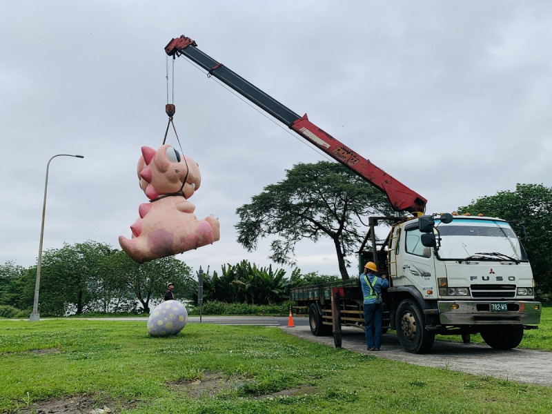 演習中模擬豪大雨來襲，恐龍公園公仔預先撤離，避免阻擋水流。   圖：新北市水利局/提供