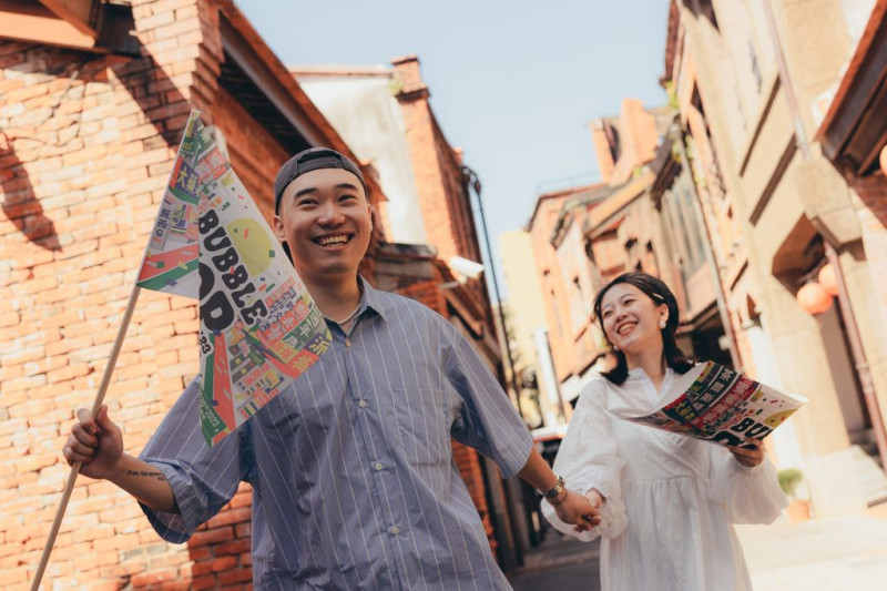 台北歷史街區文化導覽，全程中英文同步進行，可以認識當地的街景與特色。   圖：台北市政府觀光傳播局／提供