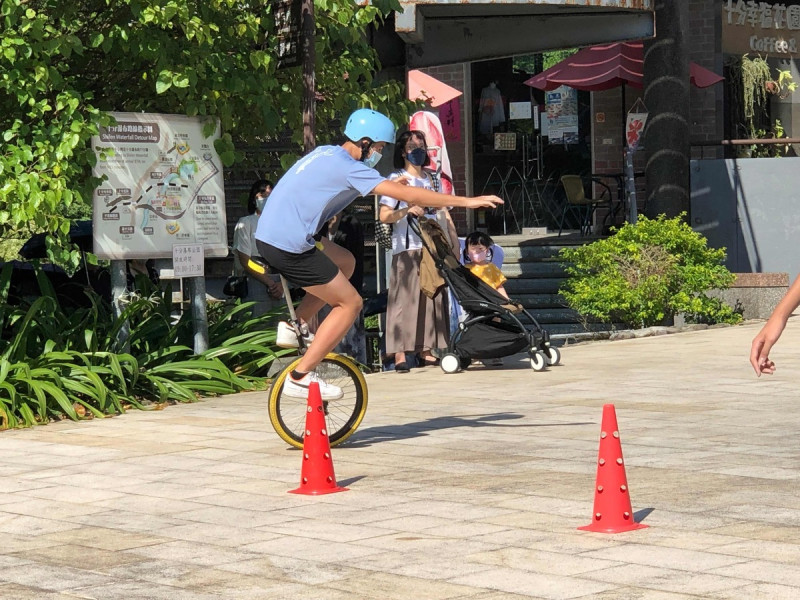 平溪國中透過平衡感訓練，帶來精彩的獨輪車表演（圖為過去展演相關資料照片）。   圖：新北市觀旅局提供