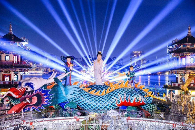 「光舞蓮潭」以神像搭配燈光設計，呈現台灣多元文化。   圖：高雄市觀光局/提供