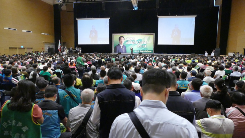 高雄市信賴台灣之友會成立大會，現場湧進兩千多人。   圖：孫家銘攝