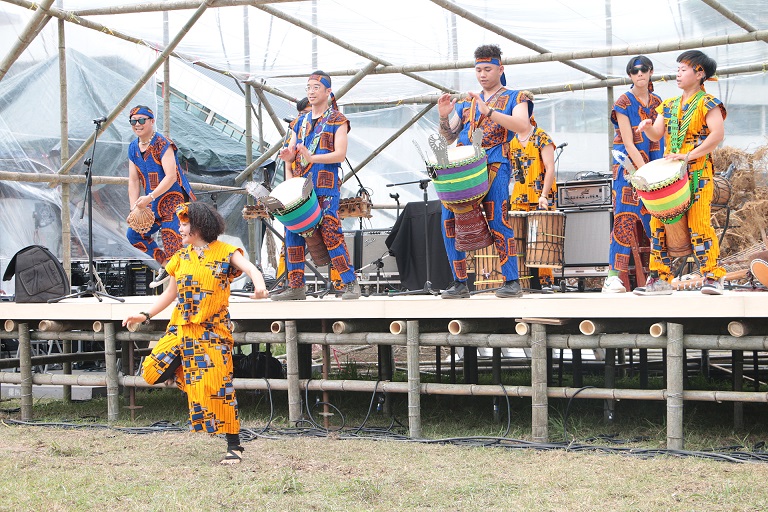 空空把西非擊鼓樂團於活動現場帶來精彩表演。   圖：新北市文化局提供