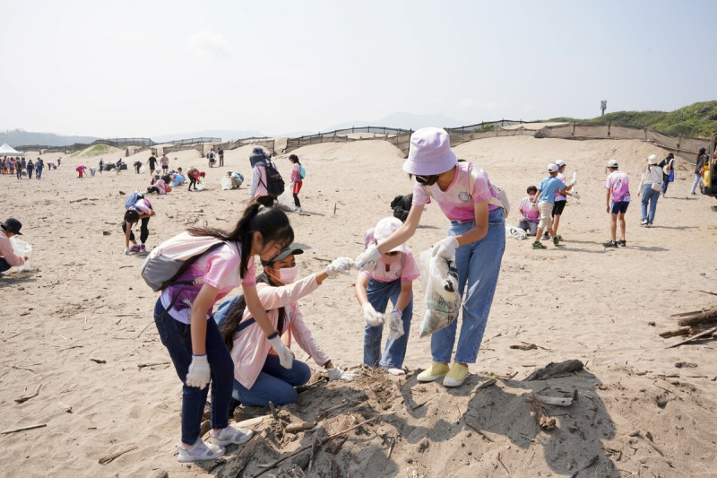 大小朋友一起參與淨灘。   圖：新北市環保局提供