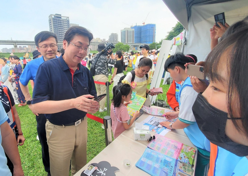 劉和然至鷺江國中攤位透過五感體驗及平板認識東亞新住民美食。   圖：新北市教育局提供