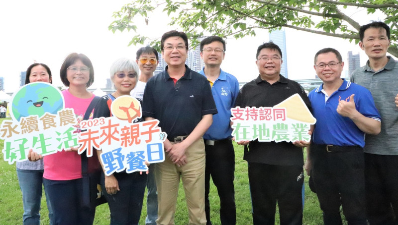 劉和然（前排藍衣）與推廣食農教育有成的鶯歌國中、吉慶國小及野柳國小等7校校長合影。   圖：新北市教育局提供