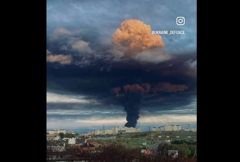 克里米亞一座燃料儲存設施29日發生猛烈大火，濃煙直竄天際如核爆蕈狀雲。   圖：翻攝臉書