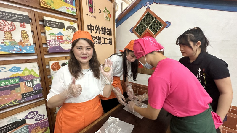 陳玫娟(左一)對中外餅舖照顧弱勢勞工的努力與善舉讓她相當感動比讚。   圖：陳玫娟服務處/提供