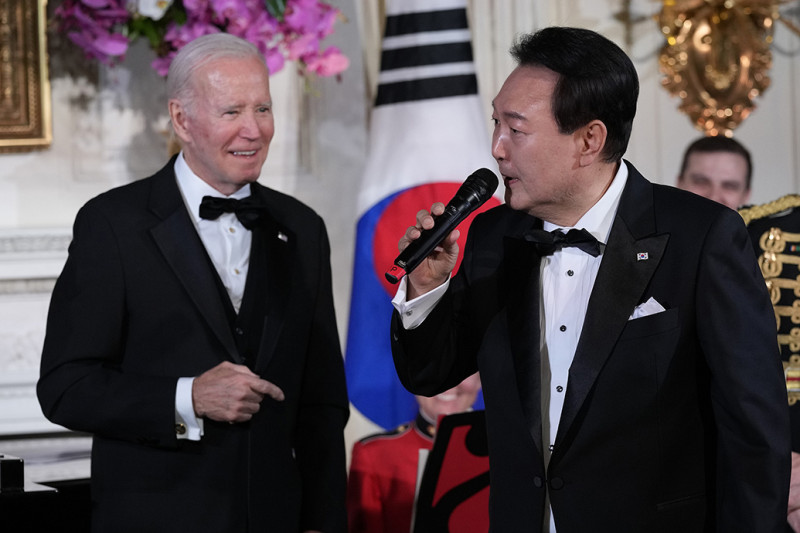 美國總統拜登聽韓國總統尹錫悅演唱《美國派》。    圖：翻攝自澎湃新聞