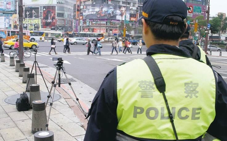 為擺脫國外媒體所稱的「行人地獄」惡名，交通部日前修正道路交通裁罰基準，明訂汽車行經行人穿越道時，不禮讓行人先行通過提高開罰至3600元。   圖：警政署提供