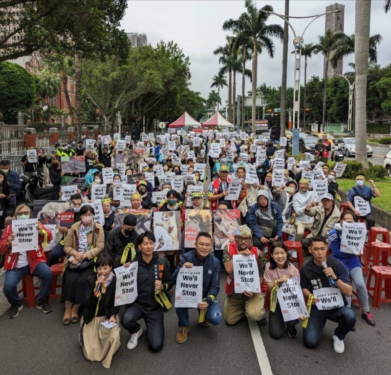 徐巧芯今（30）日出席「為毛孩子連署」記者會，聲援動保法修法。她呼籲動保應從母法著手，非推由地方政府各自處理。   圖：擷自徐巧芯臉書