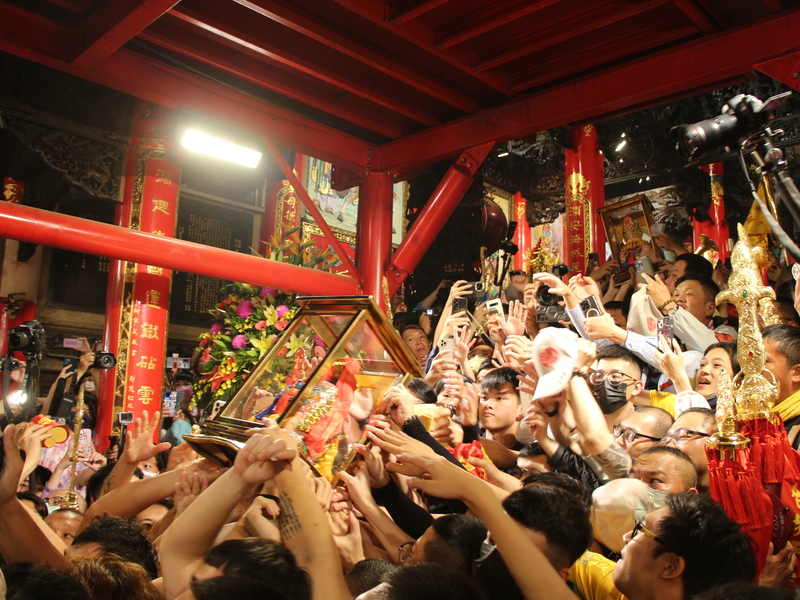 大甲媽祖鑾轎回鑾鎮瀾宮安座，1日凌晨媽祖神轎入廟後，大批信眾迎接媽祖依序安座。   圖：中央社提供