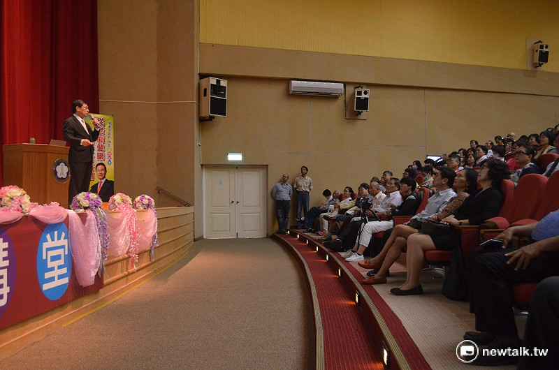 嘉義市長涂醒哲親自在市政府夢想講堂開講，吸引許多民眾聽講。   圖：蔡坤龍/攝