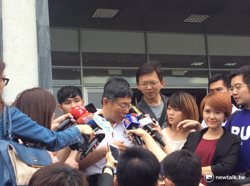 今（6）日上午台北市長柯文哲受訪時表示，台北市政府做什麼事都應正當、嚴格，目前暫不回應是否跟進要求良民證。   圖：程士華/攝