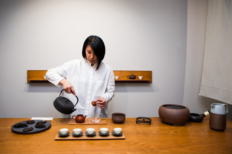 設計師洪若筠(Sharon_Hung_)示範五種烏龍茶沖泡及品茗方式。   圖：文化部／提供
