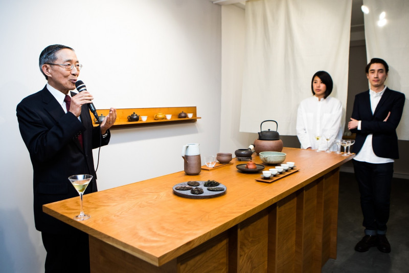 駐英國代表處林永樂大使(左)為台灣茶文化展覽開幕致詞，右一為策展人葛林(Chris_Green)及設計師洪若筠(Sharon_Hung_)。   圖：文化部／提供