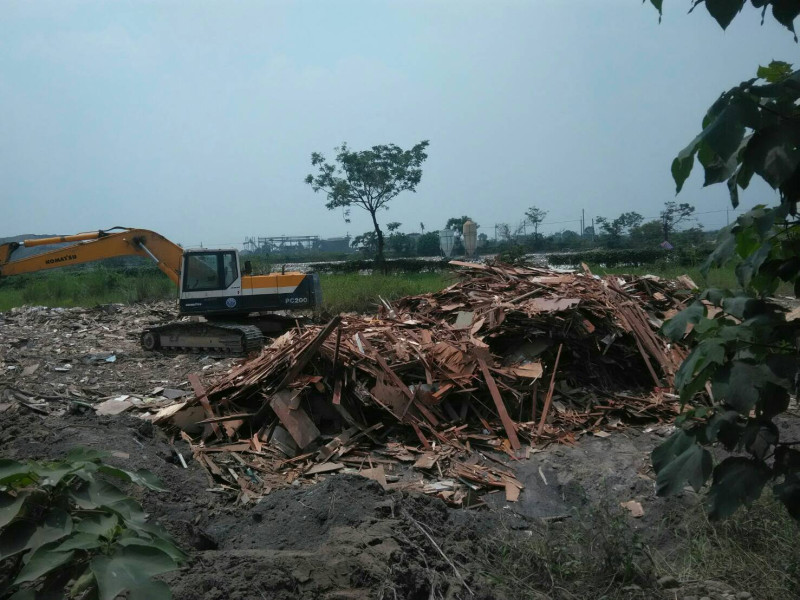 埔羌崙段空地任意棄置廢棄物情形。   圖：屏東縣政府提供