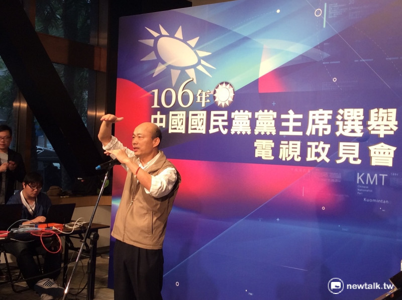 韓國瑜在活動後受訪，在自己面前對著空氣畫圖表達立場，指出現在選擇參政，是為了讓台灣堅守中間立場，不向統一與獨立偏離。   圖：程士華／攝