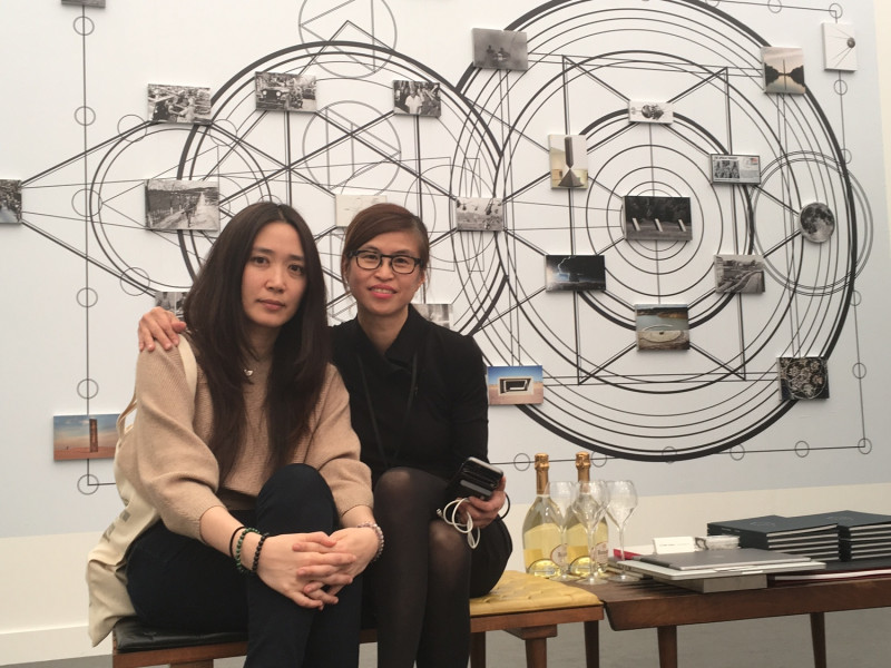 其玟畫廊總監黃其玟與此次參展藝術家陳瀅如在展場合影。   圖：文化部／提供