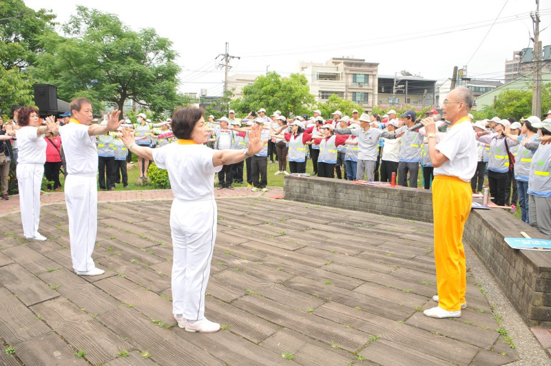 楊梅區7隊水環境巡守隊一同護川淨溪。   圖：桃園市政府提供