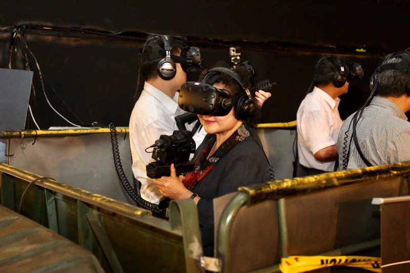 高雄市長陳菊今天首次體驗VR射擊遊戲，感覺虛擬實境很刺激。   圖：翻攝陳菊臉書