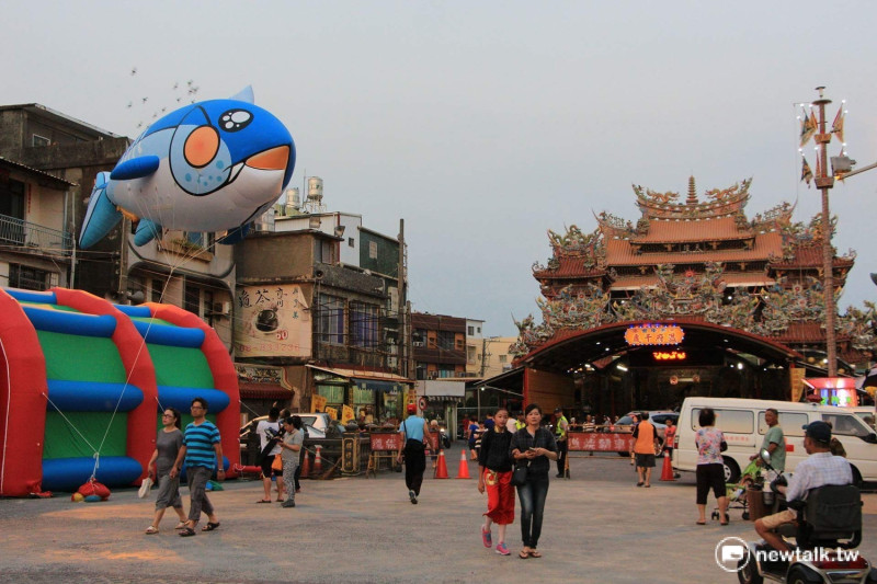 迎接鮪魚季來臨，東隆宮前升起大型鮪魚氣球。   圖：呂晏慈攝