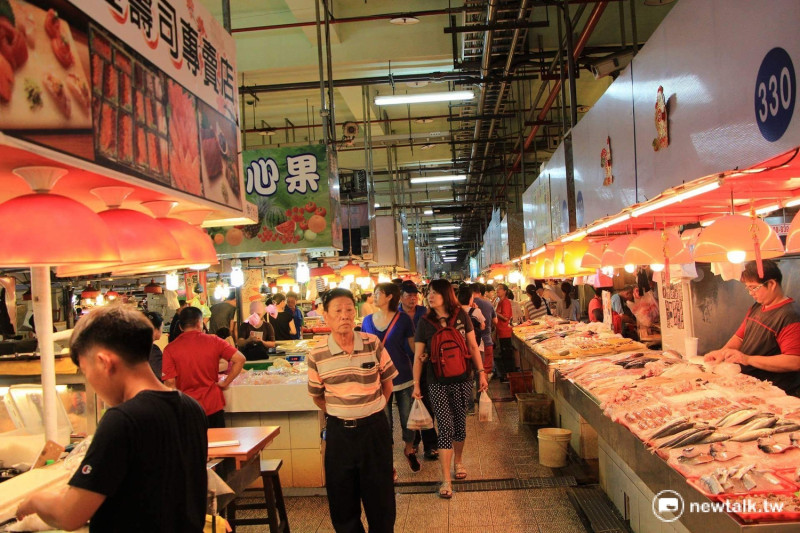 旅行業者配合鮪魚季推旅行行程，結合東港華僑市場美食與在地文化導覽。   圖：呂晏慈攝