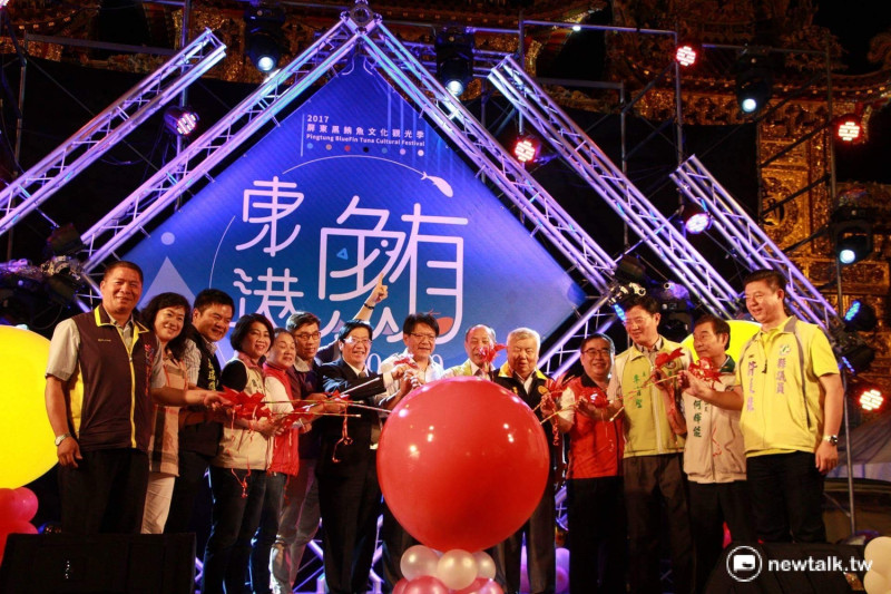 潘孟安與嘉賓一同戳破紅色氣球，為東港鮪魚季揭幕。   圖：呂晏慈攝