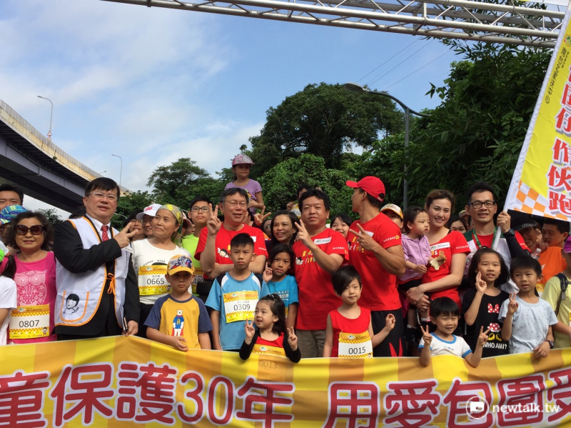 台北市長柯文哲7日出席「母雞帶小雞、疼惜囝仔作伙跑」親子路跑公益活動，柯文哲表示，希望能為台北市小朋友，打造一個幸福安全的城市。   圖：林人芳／攝
