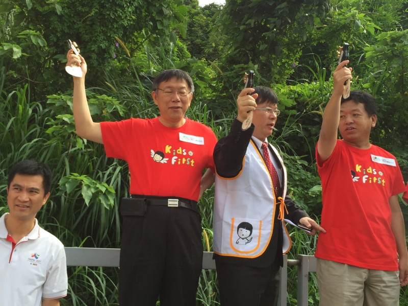 台北市長柯文哲7日出席南家扶中心舉辦的「母雞帶小雞、疼惜囝仔作伙跑」親子路跑公益活動，為這場親子活動鳴槍。   圖：林人芳／攝