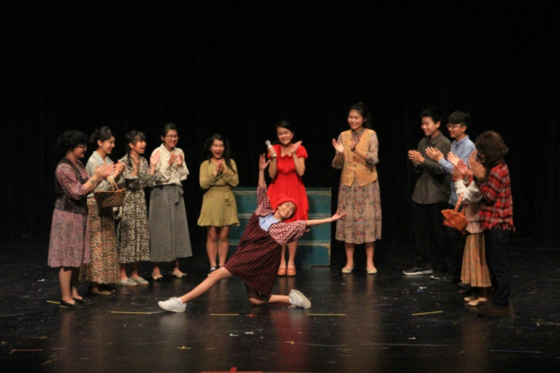 舞台劇「小紅帽」愛跳舞的小紅帽在市集舞蹈甄選獲得眾人肯定後，完成夢想的一幕。   圖：教育部提供