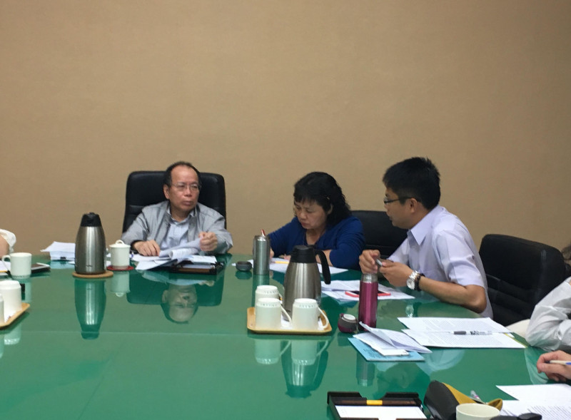 中華民國野鳥協會理事長蔡世鵬5日到行政院拜會政務委員張景森(左1)，當面提出鹽田光電計畫的相關訴求，討論可能的減輕方案。   圖：中華鳥會提供