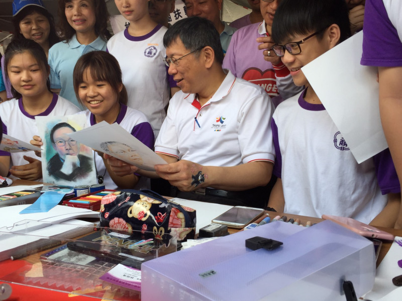 台北市長柯文哲今天出席「第五屆愛天使樂活園遊會」，北士商學生特地手繪柯文哲畫像，但因每張都維妙維肖，讓他也很難選出最像的一張。   圖：林人芳／攝