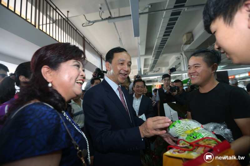 新北市長朱立倫今年初任命曾任板橋市長的前立委江惠貞（左一），出任新北果菜運銷公司總經理，全力衝刺板橋果菜批發市場的業績。   圖：翻攝新北市政府網站