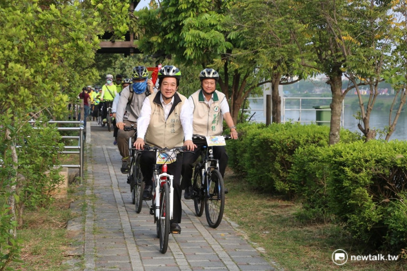 「台江水日─愛鄉護水」行動11年有成，台南市長賴清德帶領近200名大小台江朋友騎單車暢遊去年底完工的山海圳綠道。   圖：黃博郎/攝