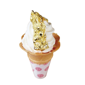 展覽上最吸睛的莫過於淋上整片金箔的霜淇淋，不僅造型奢華，味道更是一流。   圖：翻攝自あまつぼ (AMATSUBO)官方網站