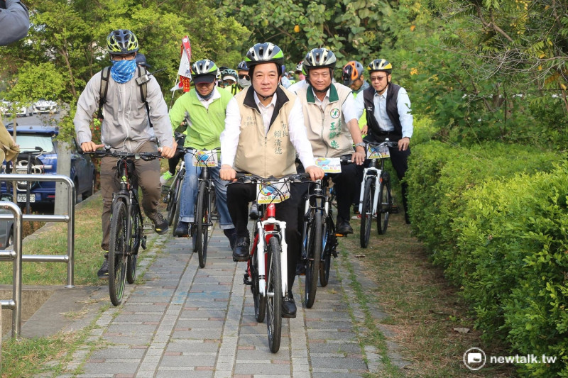 台南市長賴清德親自帶領近200名「大、小台江」朋友，騎單車暢遊去年底完工的山海圳，見證這條全臺獨一無二的綠道。   圖:台南市府/提供